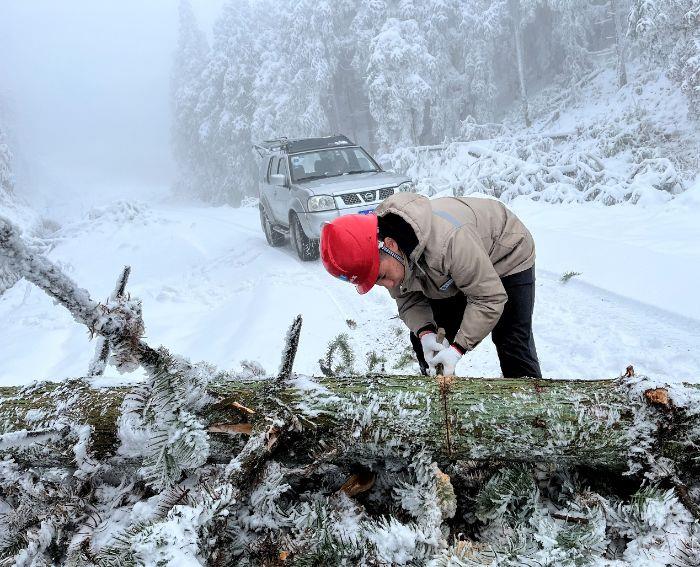 檢修員在通往風(fēng)機(jī)平臺(tái)的途中，清理積雪路障（拍攝者：高述科）