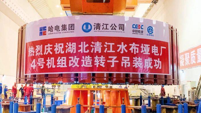 3、水布埡電廠4號機組轉(zhuǎn)子吊裝（向睿 攝）