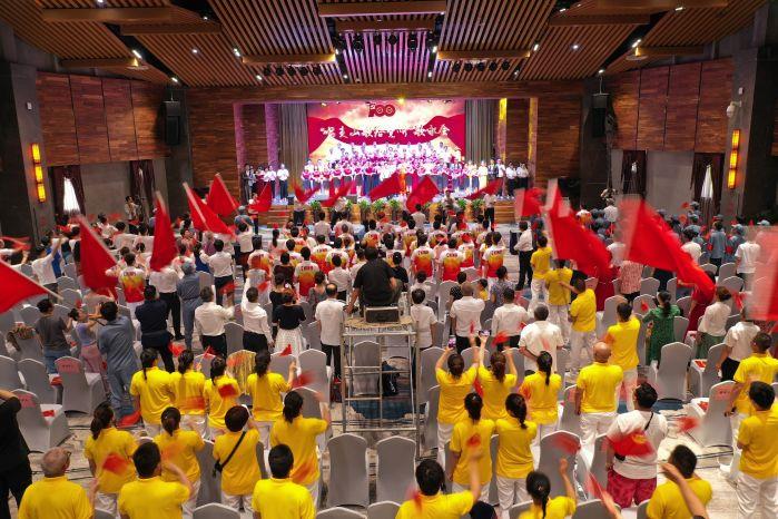 12、清江公司“唱支山歌給黨聽”歌詠會現(xiàn)場（呂新宇 攝）