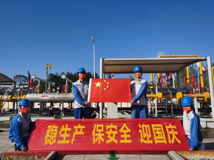 3.4堅(jiān)守-9月29日，省天然氣公司紅安分輸站員工與國(guó)旗同框（拍攝：汪中圓）