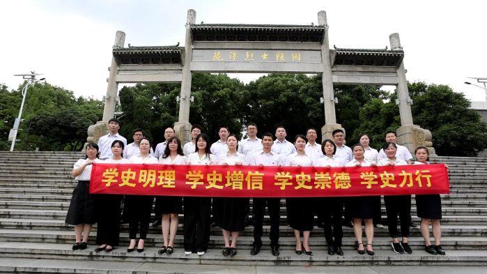 7.5團(tuán)結(jié)-6月2日，省天然氣公司《沒有共產(chǎn)黨就沒有新中國(guó)》紅歌拍攝現(xiàn)場(chǎng)-烈士陵園獻(xiàn)花合照（拍攝：李凱）