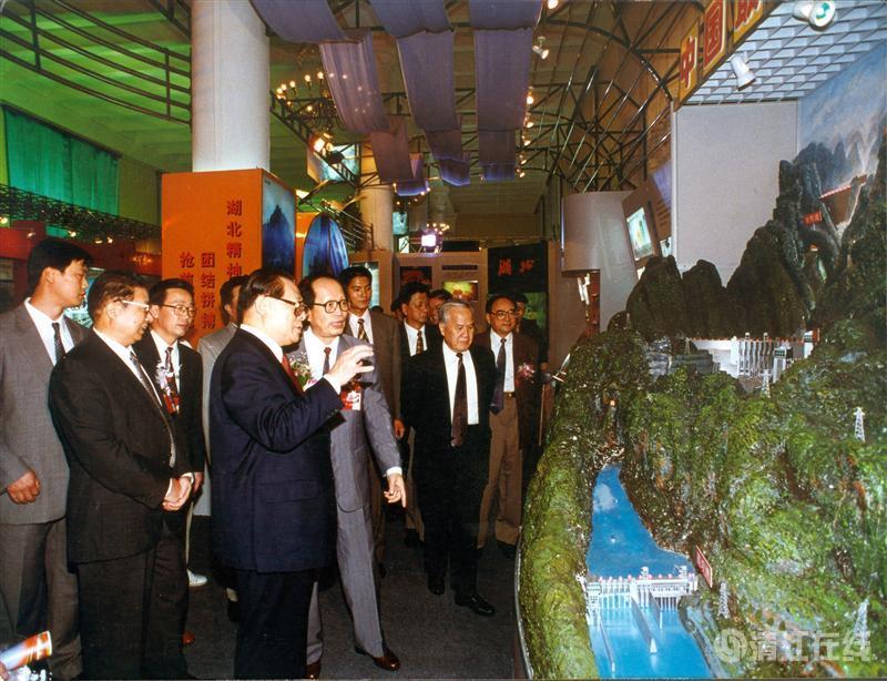 1997年9月，中共中央總書(shū)記江澤民參觀清江梯級(jí)開(kāi)發(fā)模型
