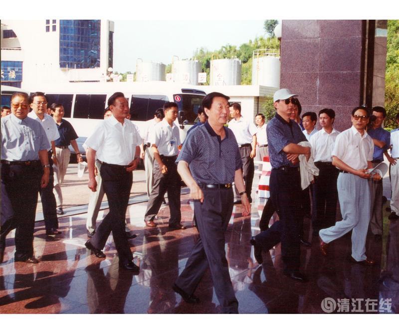 2001年7月，國(guó)務(wù)院總理朱镕基、副總理吳邦國(guó)視察清江