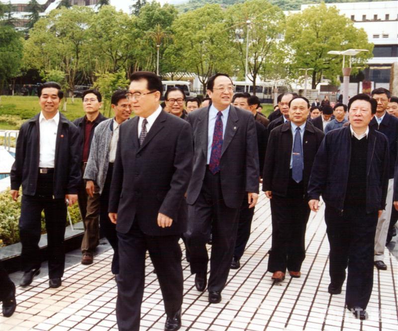 2003年5月，中共中央政治局常委李長(zhǎng)春視察清江