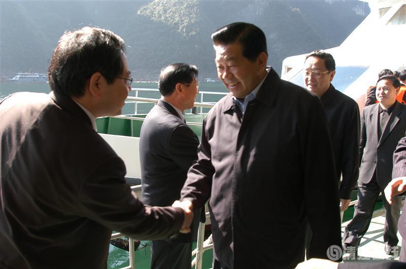 2004年11月，全國(guó)政協(xié)主席賈慶林視察清江